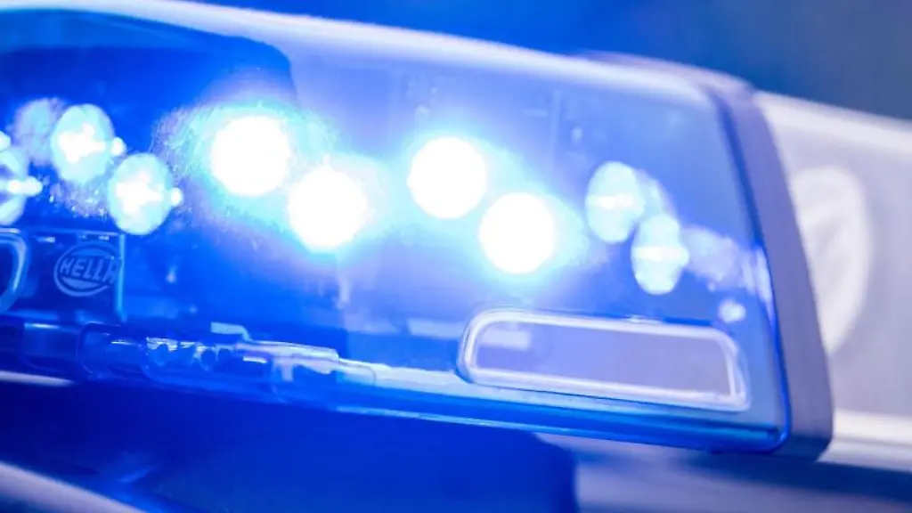 Ein-Blaulicht-leuchtet-an-einer-Polizeistreife