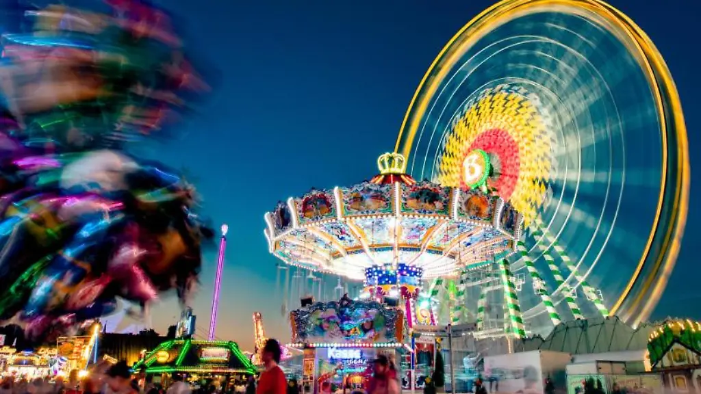 Ein-Kettenkarussell-dreht-sich-auf-der-Cranger-Kirmes