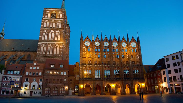 St. Nikolaikirche und Rathaus zur "blauen Stunde". Das wegen seiner repräsentativen Schaufassade berühmte Rathaus gilt als einer der wichtigsten hanseatischen Profanbauten im Ostseeraum.