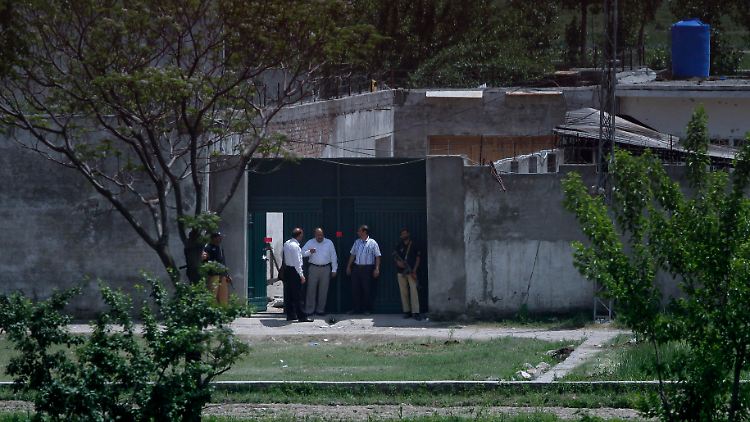 Pakistanische Sicherheitsbeamte vor dem Gebäude, in dem Bin Laden sich versteckt hielt.