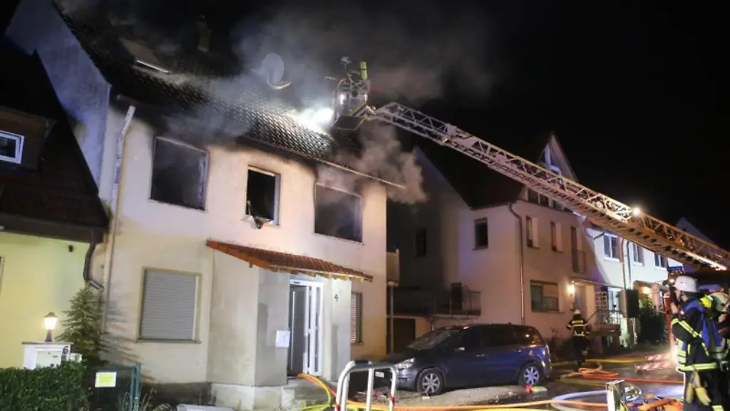 Feuerwehrleute-loeschen-einen-Brand-in-einem-Wohnhaus