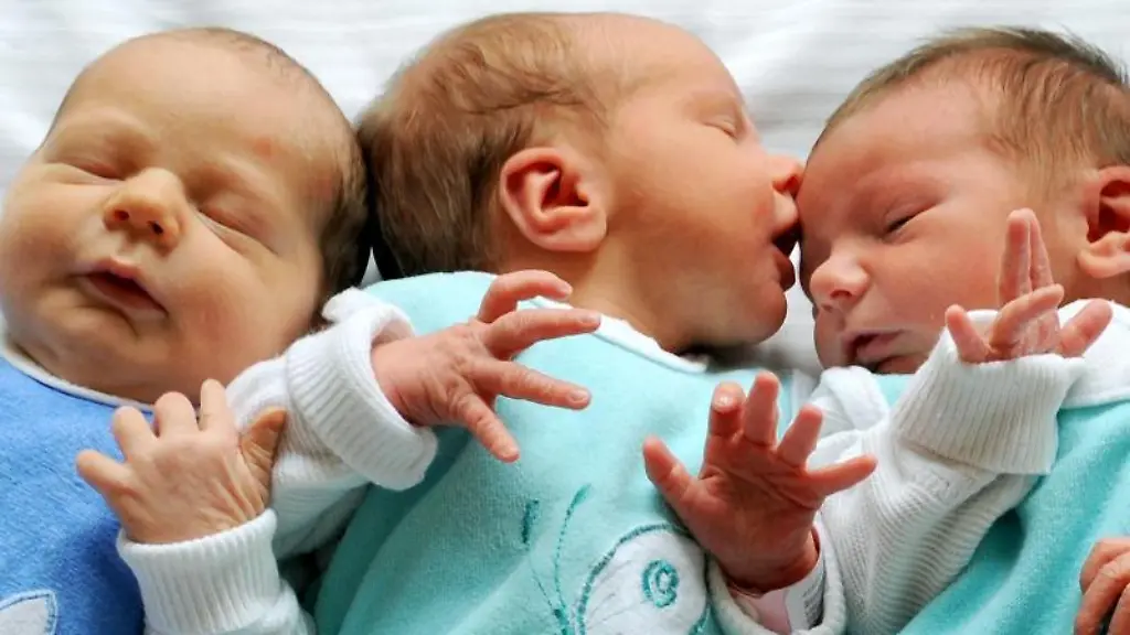 Der-wenige-Stunden-alte-Junge-Vitus-liegt-neben-den-Zwillings-Maedchen-Lou-und-Leni-l-r