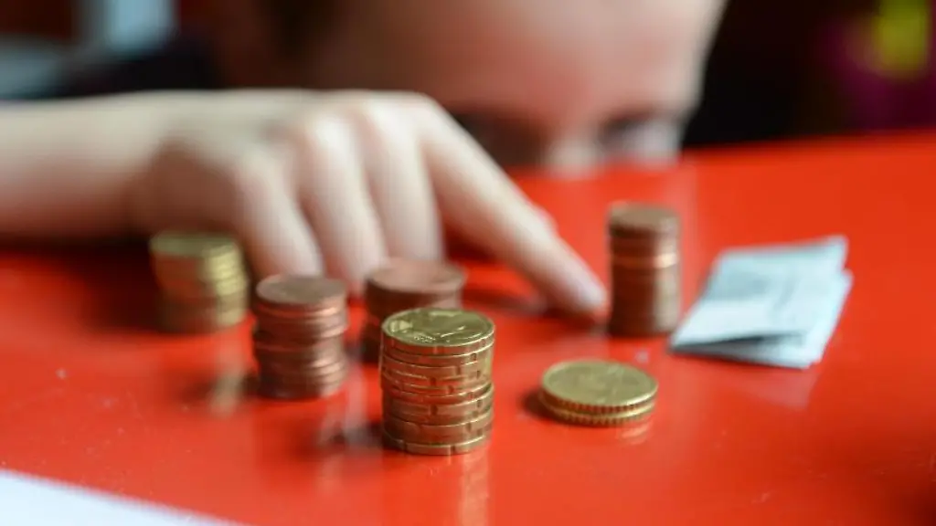 Ein-Junge-zaehlt-sein-gespartes-Taschengeld