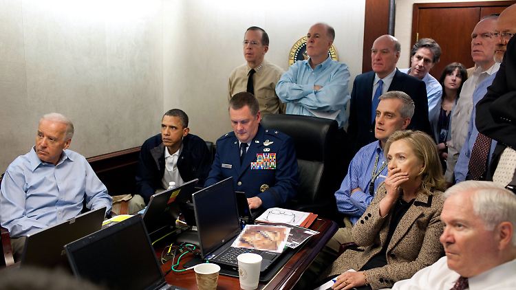 Mitglieder der US-Regierung verfolgen im Situation Room die Operation im Abbottabad. Links Vizepräsident Biden neben Präsident Obama, rechts Verteidigungsminister Gates neben Außenministerin Clinton.