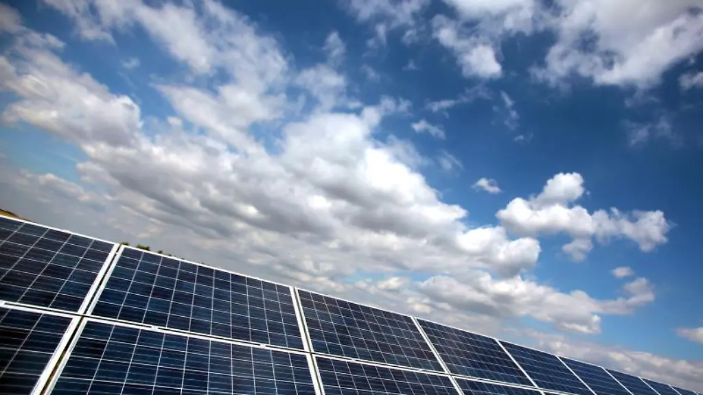 Solarmodule-vor-blauem-Himmel