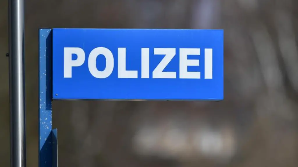 Ein-Schild-mit-der-Aufschrift-Polizei-ist-zu-sehen