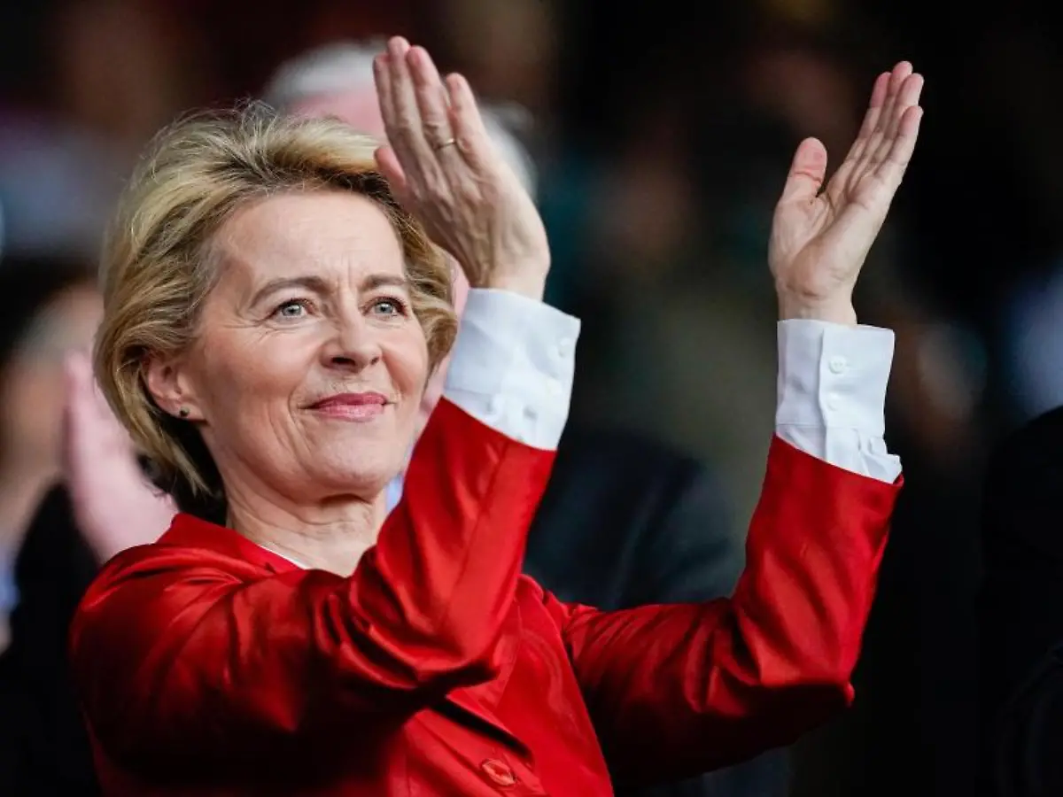 Ursula-von-der-Leyen-steht-auf-der-Ehrentribuene-des-Reitstadions-und-applaudiert