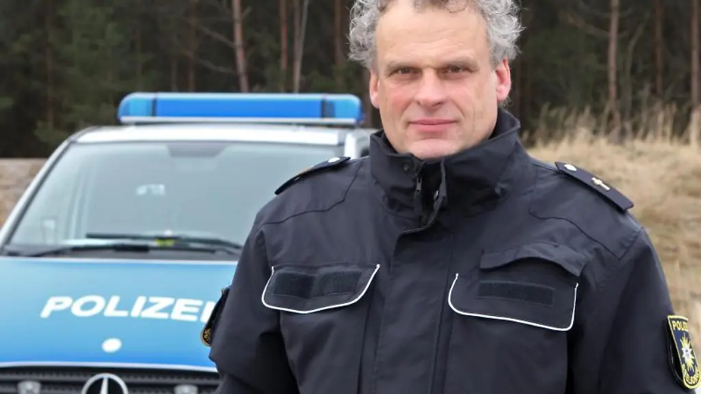 Andreas-Schorlemmer-steht-vor-einem-Polizeiauto
