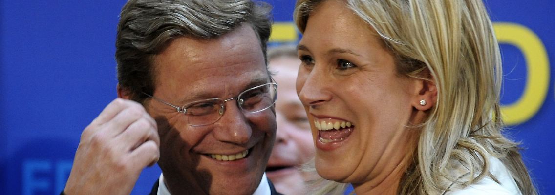 Freude bei der FDP: Spitzenkandidatin Koch-Mehrin haben die Spekulationen über ihre Arbeitsweise in den vergangenen Tagen offenbar nicht geschadet. Sehr zur Freude des Parteichefs Westerwelle.