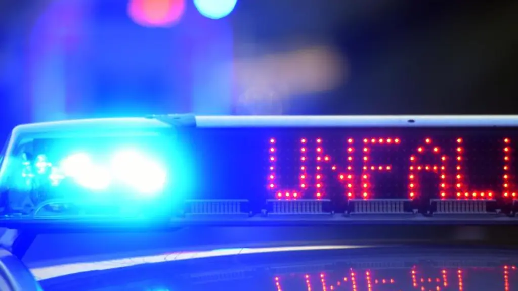 Auf-einem-Polizeifahrzeug-warnt-eine-Leuchtschrift-vor-einem-Unfall