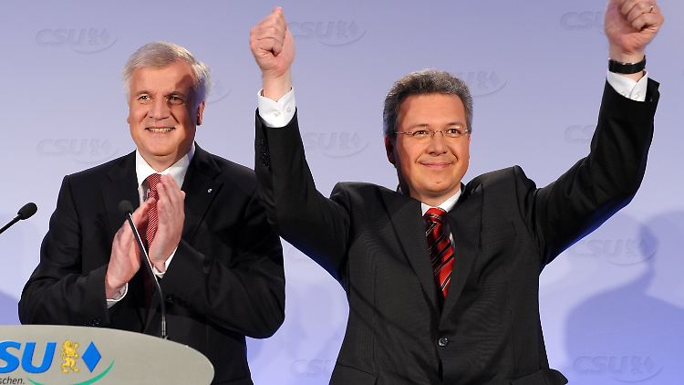 Wieder drin: CSU-Spitzenkandidat Markus Ferber freut sich im Beisein von Parteichef Seehofer über den Wahlerfolg seiner Partei.