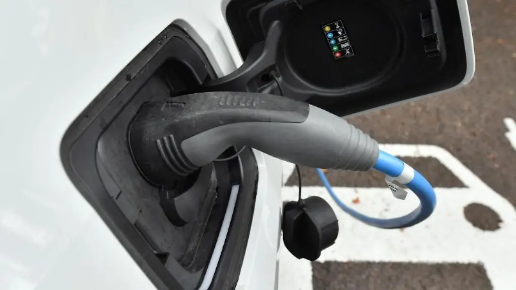 Ein-Elektroauto-wird-an-einer-Ladestation-aufgeladen