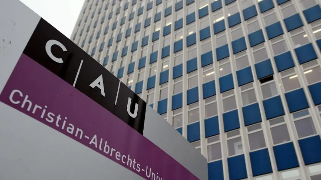 Blick-auf-eines-der-Gebaeude-der-Christian-Albrechts-Universitaet-zu-Kiel