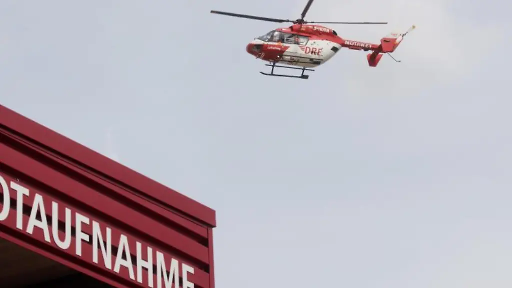 Ein-Rettungshubschrauber-startet-an-der-Notaufnahme