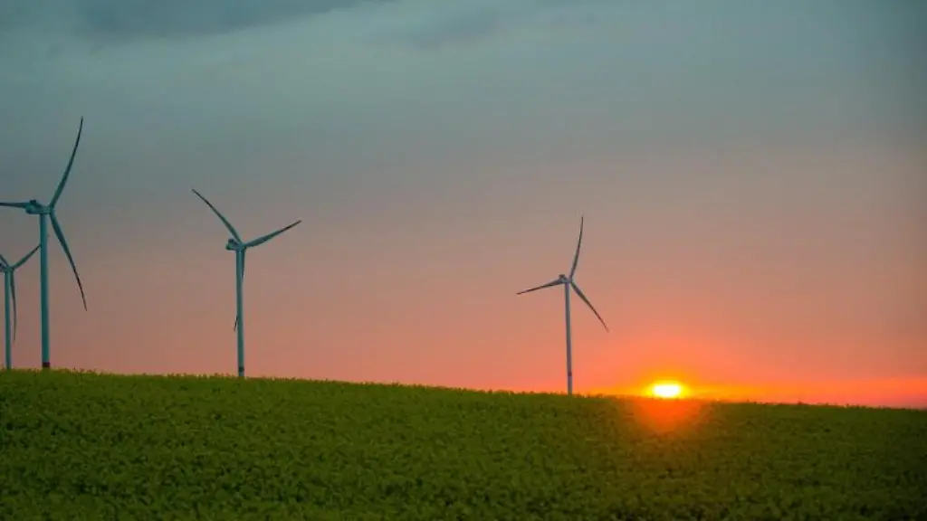 Sonnenaufgang-mit-Regenwolken