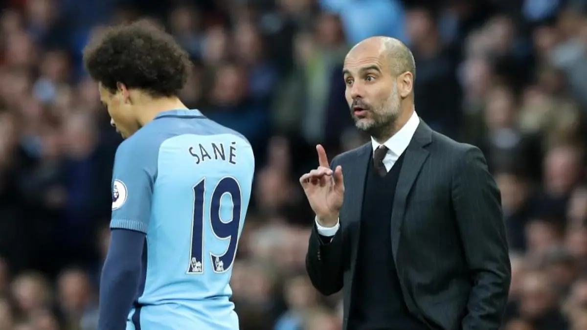 City-Trainer-Pep-Guardiola-spricht-zu-Leroy-Sane