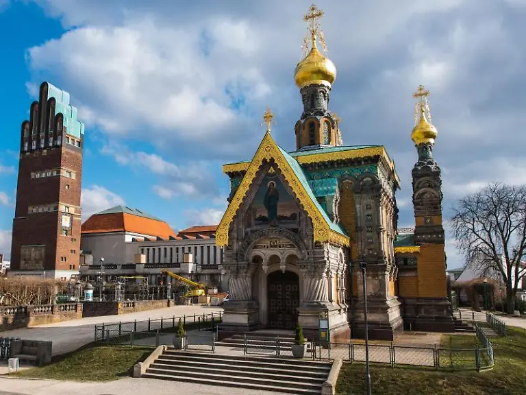Die-russische-Kapelle-das-Ausstellungsgebaeude-und-der-Hochzeitsturm-stehen-auf-der-Mathildenhoehe-r-l