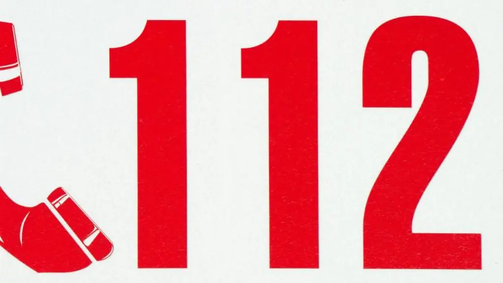 Die-Rufnummer-der-Feuerwehr-112-auf-einem-Loeschfahrzeug