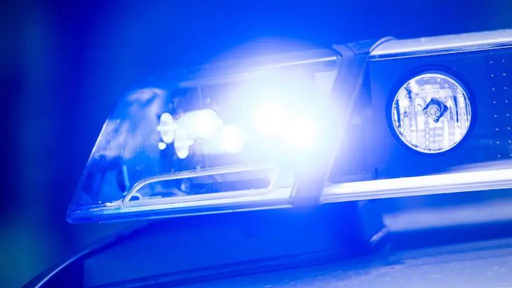 Auf-einem-Streifenwagen-der-Polizei-leuchtet-das-Blaulicht