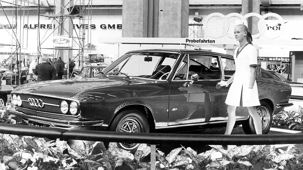 02Audi100CoupeSWeltpremiereAufDerIAAFrankfurt1969QuelleUnternehmensarchivDerAudiAG