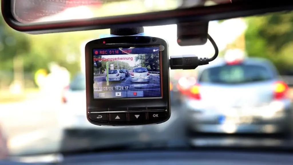 Eine-sogenannte-Dashcam-befestigt-an-der-Windschutzschreibe-filmt-den-Strassenverkehr-aus-einem-Auto
