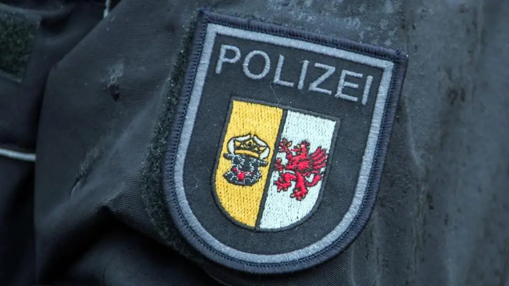 Das-Dienstwappen-der-Polizei-Mecklenburg-Vorpommern-an-der-Uniform-einer-Polizistin