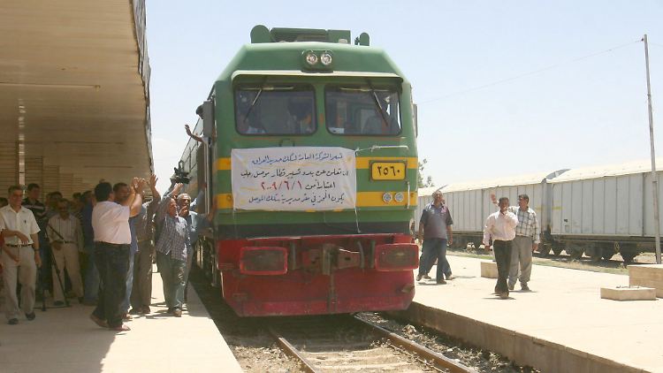 Seit 1. Juni gibt es immerhin schon wieder eine Zugverbindung zwischen dem Irak und Syrien. (Erster Zug am Bahnhof Mossul)