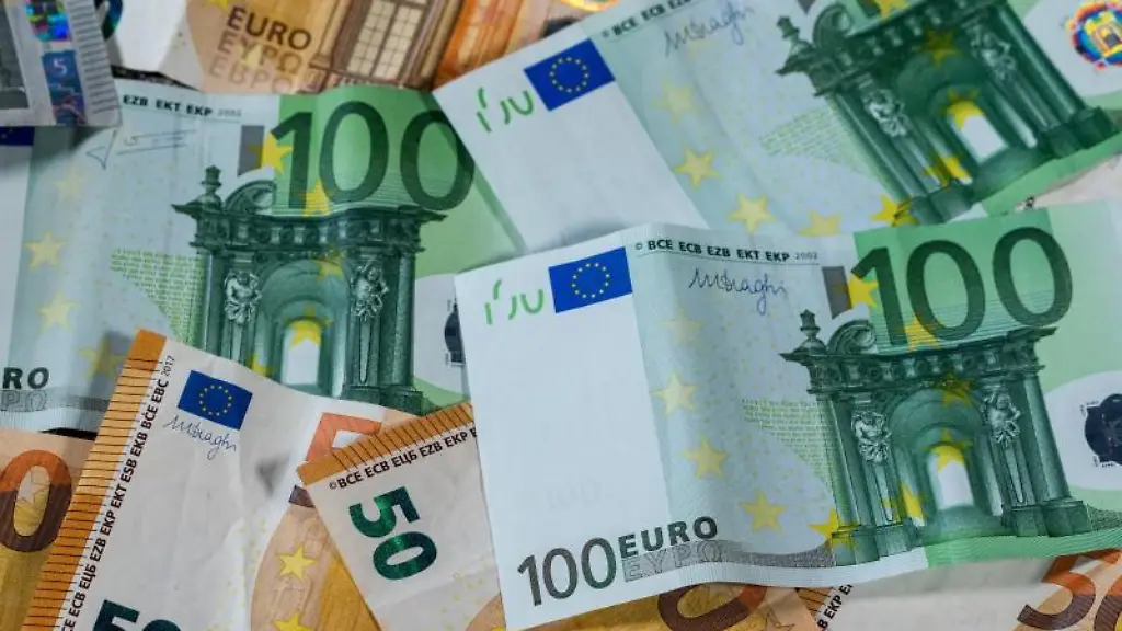 Euro-Geldscheine-mit-unterschiedlichen-Werten-liegen-aufeinander