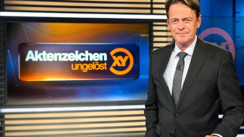 ZDF-Moderator-Rudi-Cerne-im-Studio-der-Sendung-Aktenzeichen-XY-ungeloest