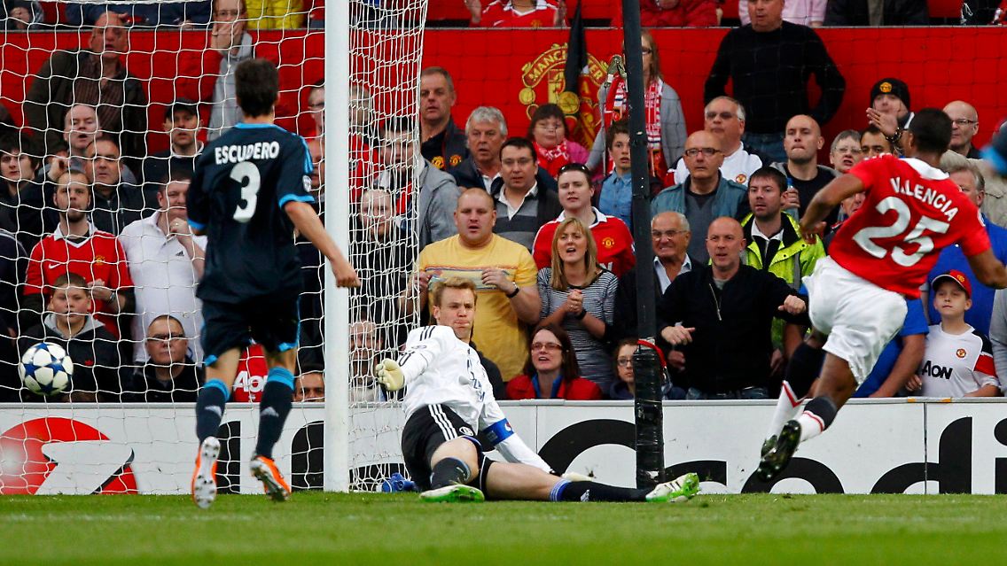 1:0 für Manchester: Antonio Valencia eröffnet den Torreigen für United, Manuel Neuer ist machtlos.