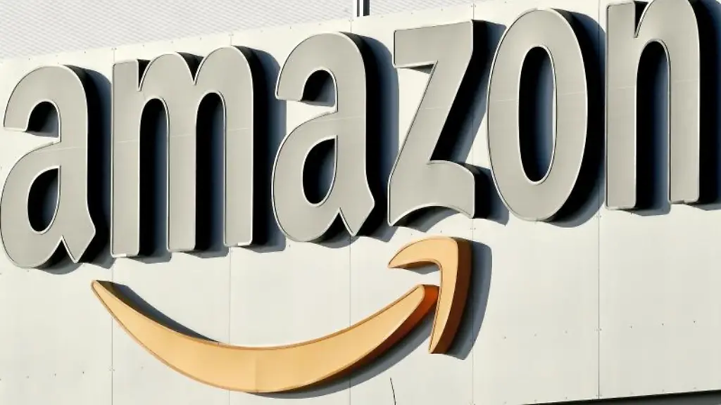 Logo-und-Schriftzug-von-Amazon-an-einem-Paketzentrum-des-Online-Haendlers