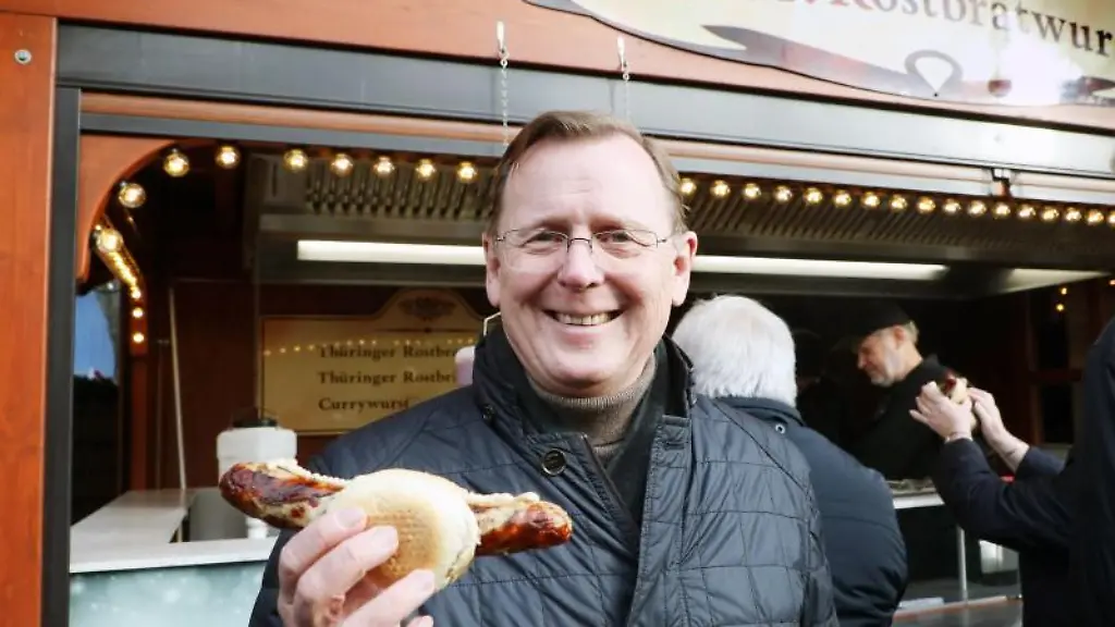 Bodo-Ramelow-Die-Linke-Thueringens-Ministerpraesident-mit-einer-Thueringer-Rostbratwurst-in-der-Hand