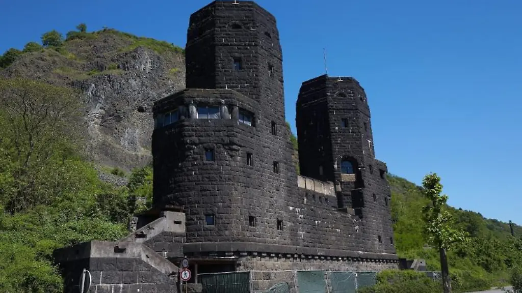 Zwei-Tuerme-der-weitgehend-zerstoerten-weltberuehmten-Bruecke-von-Remagen