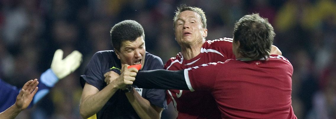 Die Attacke eines dänischen Fans überstand Fandel im Juni 2007 unbeschadet.