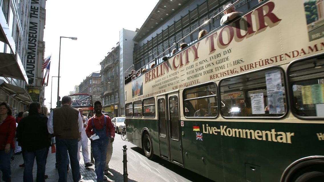 Touristenbus in der Nähe des ehemaligen Checkpoint Charlie.