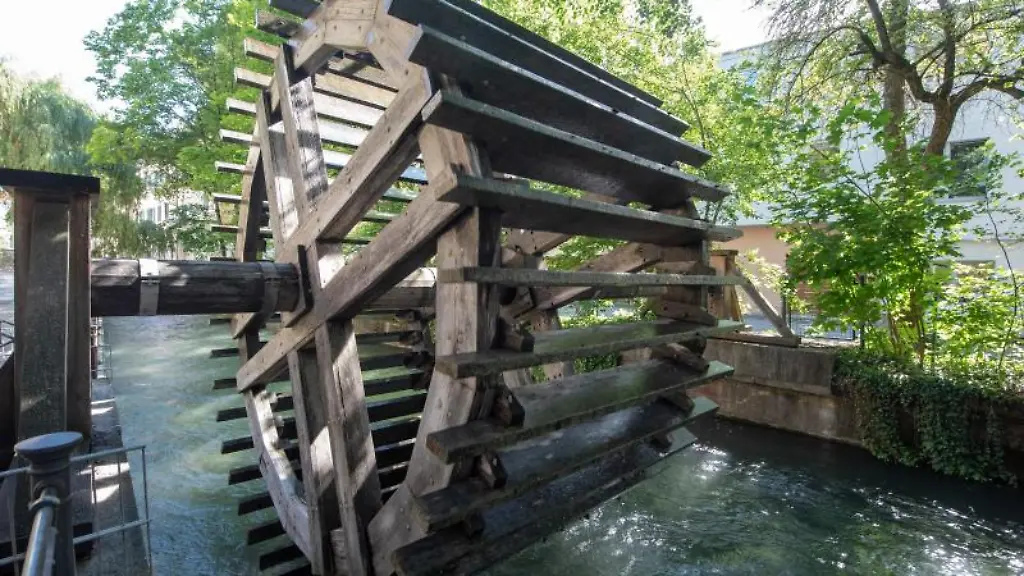 Am-Schwalllech-dreht-sich-ein-Wasserrad