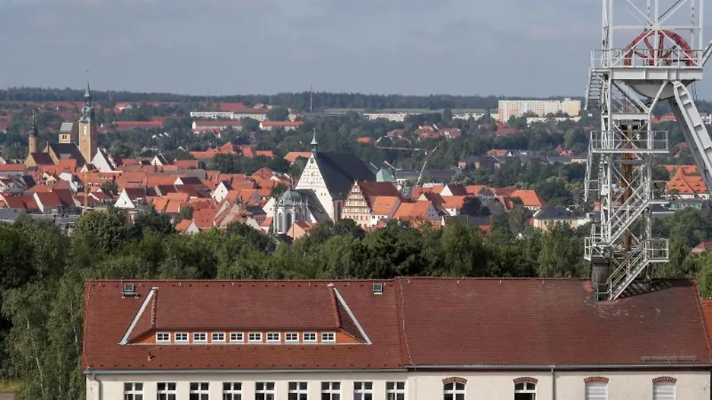 Blick-ueber-die-Tagesanlagen-des-Schachts-Reiche-Zeche-des-Bergwerks-Himmelfahrt-Fundgrube-in-Freiberg