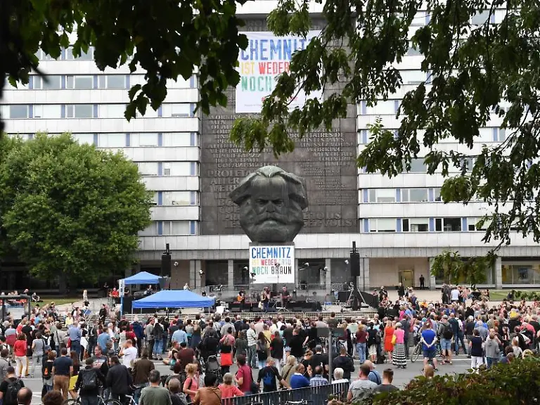 Chemnitzer-verfolgen-ein-Konzert-verschiedener-Bands-unter-dem-Motto-wirsindmehr