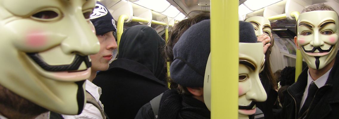 In der Öffentlichkeit tragen Mitglieder von Anonymous Masken, die aus der Comic-Verfilmung "V wie Vendetta" bekannt sind.