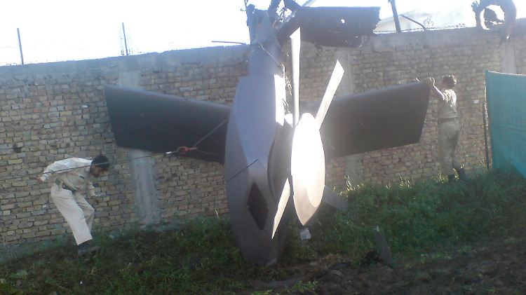 Angriff mit Tarnkappenhelikopter? Das Foto zeigt einen abgestürzten Hubschrauber auf dem Gelände in Pakistan.