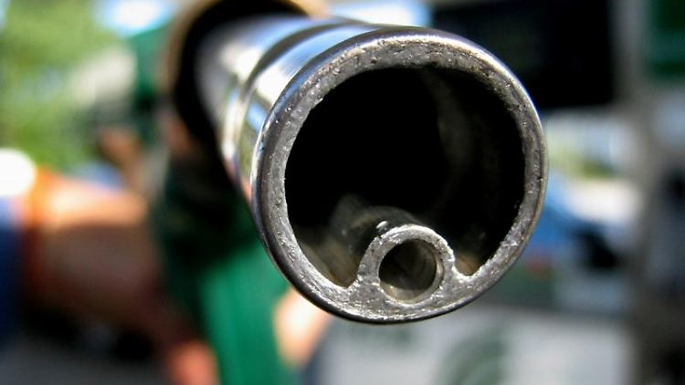 Ein Großteil des Benzinpreises besteht aus staatlichen Abgaben, nämlich aus Mineral- und Mehrwertsteuer.