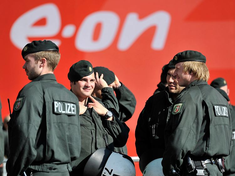Vergleichsweise ruhig: Nach den Tumult artigen Szenen bei der RWE-Versammlung mussten sich die Ordnungshüter auf einen möglicherweise sehr stressigen Tag einstellen.