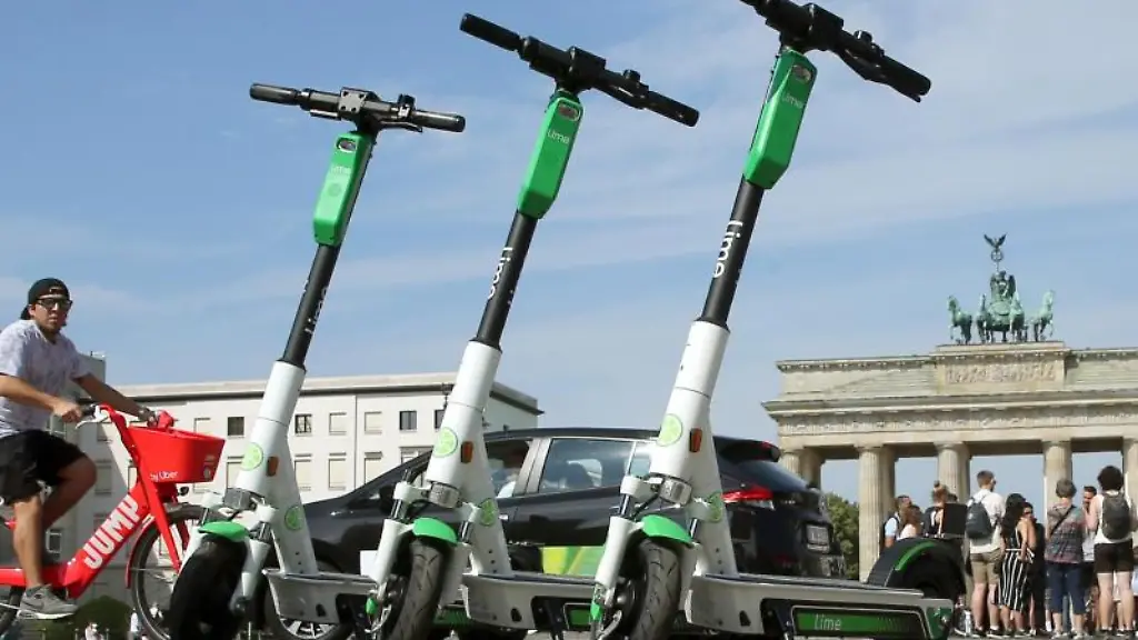E-Tretroller-der-US-amerikanischen-Firma-Lime-stehen-vor-dem-Brandenburger-Tor