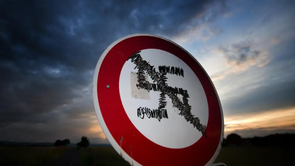 Auf-einem-Durchfahrt-verboten-Schild-ist-am-ein-durchgestrichenes-Hakenkreuz-zu-erkennen