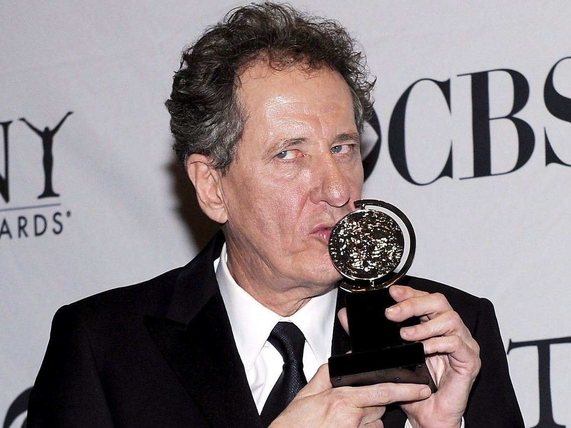 Geoffrey Rush hat sich sichtlich über seinen Preis gefreut.