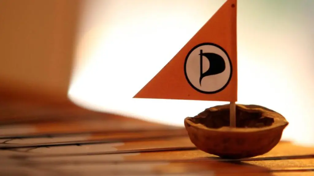 Eine-Nussschale-mit-einem-Parteifaehnchen-der-Piratenpartei