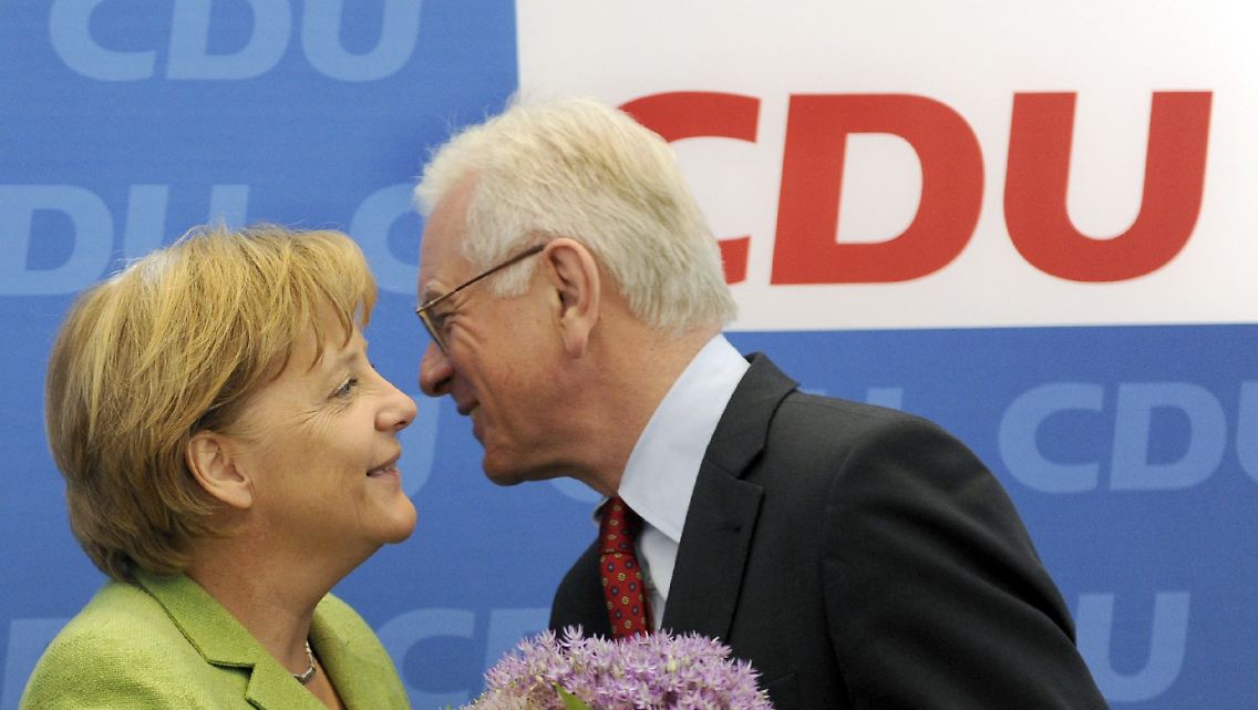 Wahlgewinner: Kanzlerin und CDU-Chefin Angela Merkel gratuliert ihrem Spitzenkandidaten und EU-Parlamentspräsident Hans-Gert Pöttering.