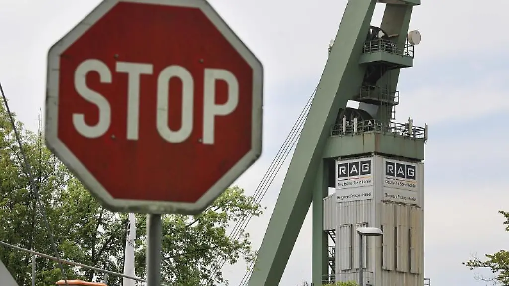 Ein-Stopschild-vor-einer-ehemaligen-Zeche