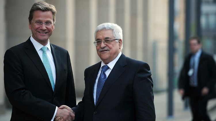 Bundesaußenminister Guido Westerwelle begrüßt Mahmud Abbas am Auswärtigen Amt in Berlin.