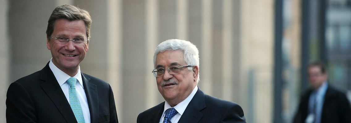 Bundesaußenminister Guido Westerwelle begrüßt Mahmud Abbas am Auswärtigen Amt in Berlin.